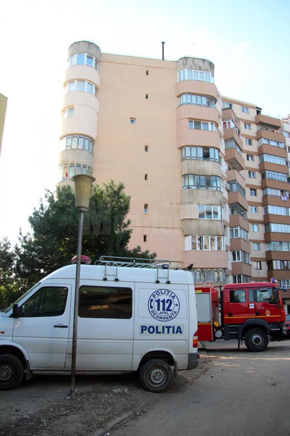 Într-una din scările blocului turn(T 49) din cartierul George Enescu, în casa liftului, la subsol, a fost găsit cadavrul unei femei Într-una din scările blocului turn(T 49) din cartierul George Enescu, în casa liftului, la subsol, a fost găsit cadavrul unei femei