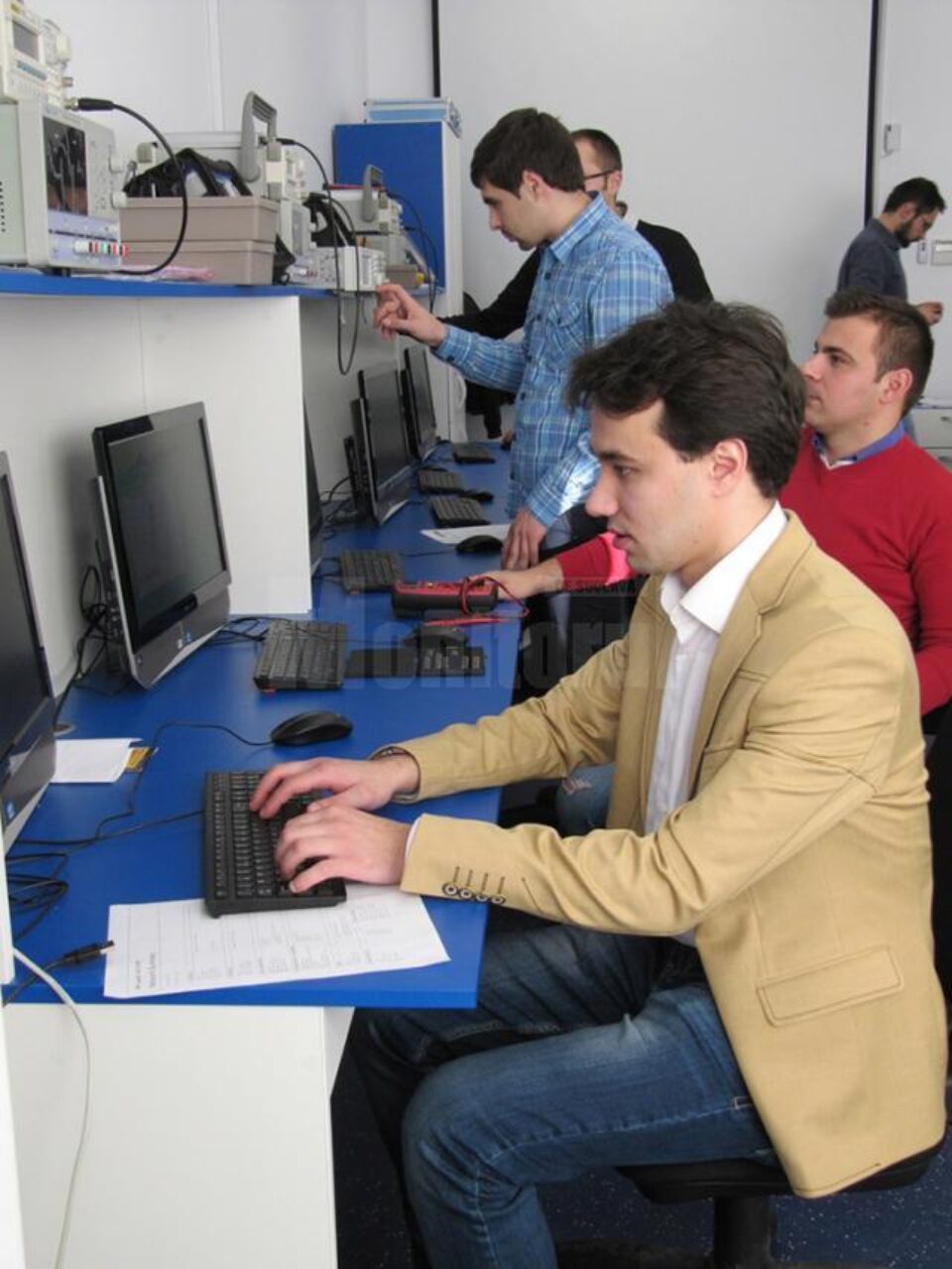 Laboratorul de comunicații mobile de la Facultatea de Inginerie Electrică