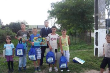 Ghiozdane cu rechizite școlare, dăruite de polițiștii suceveni unor copii