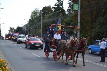 Prima pompă manuală folosită în județ a deschis parada tehnicii de lupta a ISU Suceava