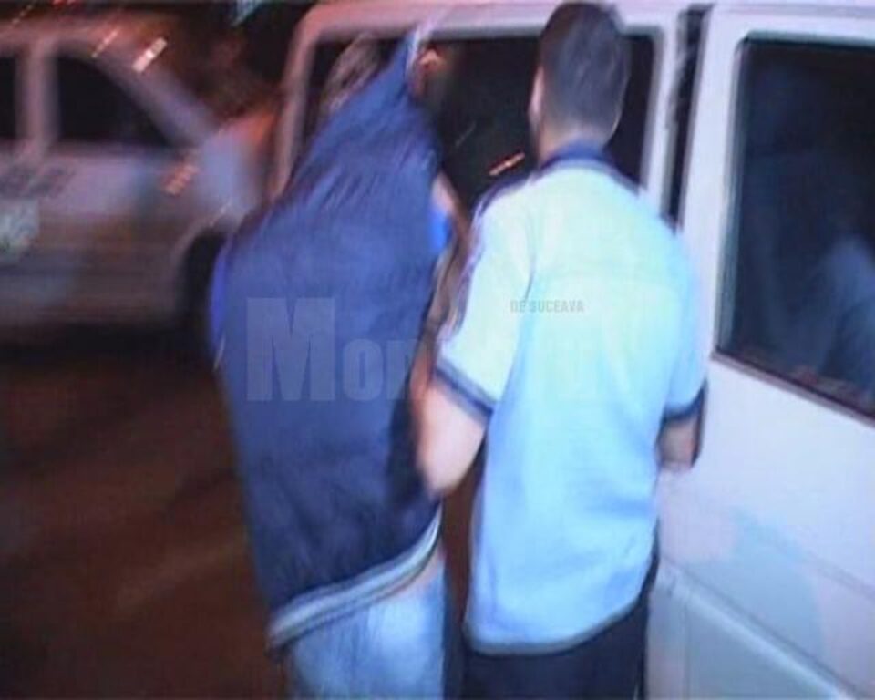 Unul dintre suspecți, băgat în duba poliției