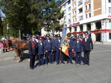 Prima pompă manuală folosită în județ a deschis parada tehnicii de lupta a ISU Suceava
