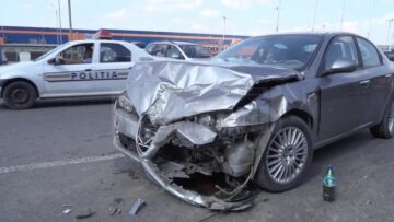 Șoferul de pe Ford nu s-a asigurat corespunzător la ieșirea din parcarea Dedeman și a intrat în coliziune cu un autoturism Alfa Romeo