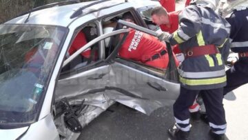 Două dintre victimele din Ford au avut nevoie de intervenția pompierilor de la Descarcerare pentru a fi scoase din mașină și transportate la Urgențele Spitalului Județean