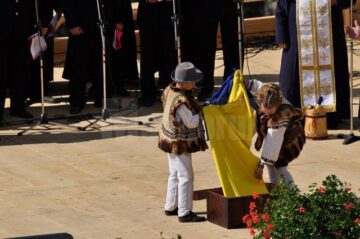 Drapelul României a fost comoara descoperită de copiii care au participat la concursul Comoara ascunsă - Zestrea Domniței Ruxandra