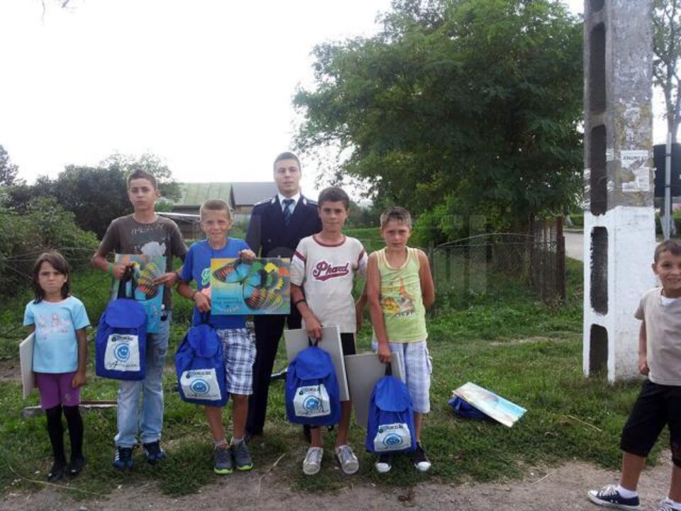 30 de ghiozdane cu rechizite școlare, dăruite de polițiștii suceveni unor copii