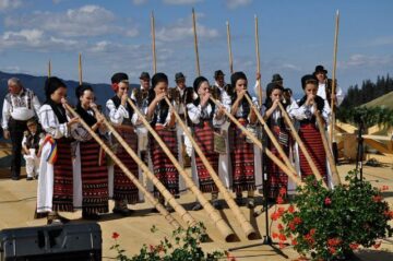 Câteva mii de persoane au fost prezente la prima ediție a Festivalului „Comorile Muntelui” de pe Rarău