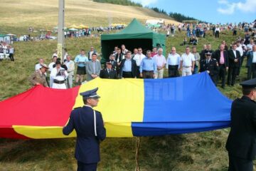 Drapelul României a fost comoara descoperită de copiii care au participat la concursul Comoara ascunsă - Zestrea Domniței Ruxandra