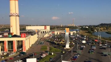 Prima pompă manuală de stingere a incendiilor, trasă de cai, alături de autospecialele de sute de mii de euro ale ISU Suceava