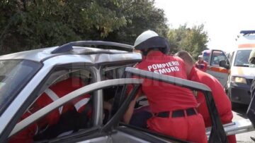 Două dintre victimele din Ford au avut nevoie de intervenția pompierilor de la Descarcerare pentru a fi scoase din mașină și transportate la Urgențele Spitalului Județean