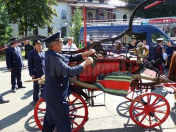 Prima pompă manuală folosită în județ a deschis parada tehnicii de lupta a ISU Suceava