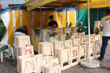 În două ore, florarii din zona magazinului Bucovina au epuizat stocul