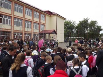 Primarul Ion Lungu a participat la deschiderea de an școlar la 11 unități de învățământ din toate cartierele Sucevei