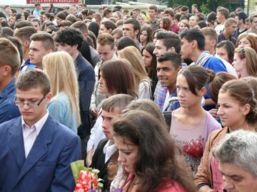 Peste 8.000 de elevi și preșcolari s-au întors de luni în grădinițele și școlile fălticenene