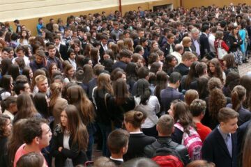Peste 8.000 de elevi și preșcolari s-au întors de luni în grădinițele și școlile fălticenene