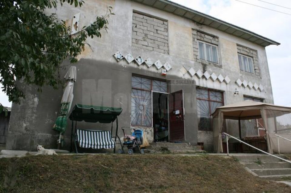 Grădinița și birtul din sat