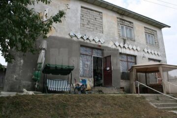 Grădinița și birtul din sat