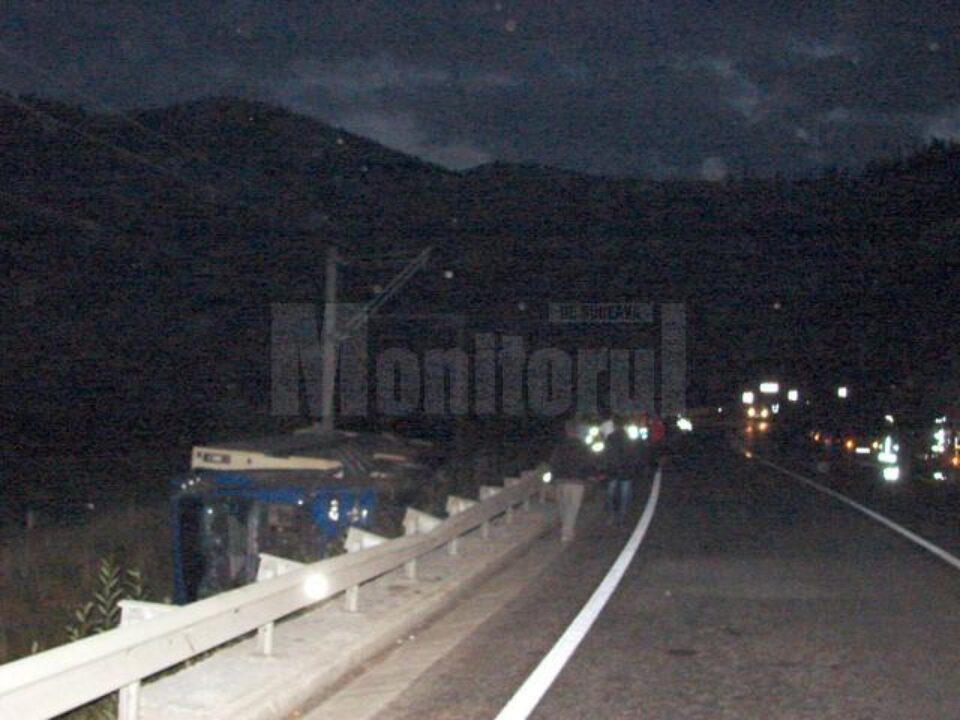 Circulația trenurilor, blocată aseară în zona Vatra Dornei, după ce un tir s-a răsturnat pe calea ferată