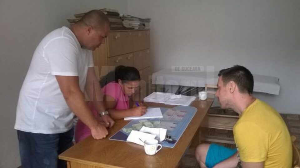 Doctorul Haidamac și instructorul de Zumba Florin Neciu i-au predat mamei Rebecăi banii necesari operației și pentru alte cheltuieli post-operatorii
