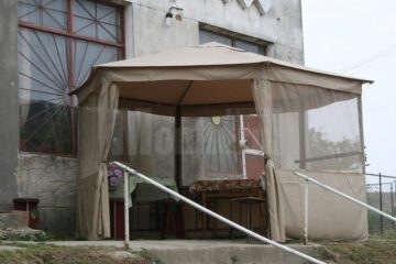 În fața clădirii, proprietarii birtului au amenajat într-un cort câteva mese pentru clienți