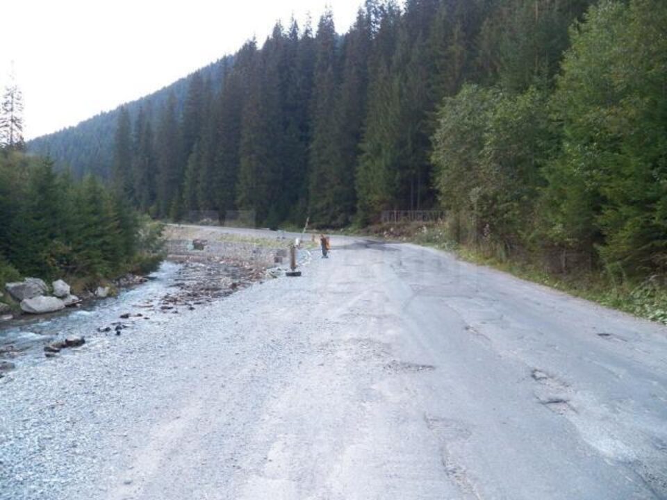 Drumul național a rămas deocamdată un dezastru la Cârlibaba