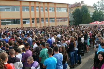 Peste 8.000 de elevi și preșcolari s-au întors de luni în grădinițele și școlile fălticenene