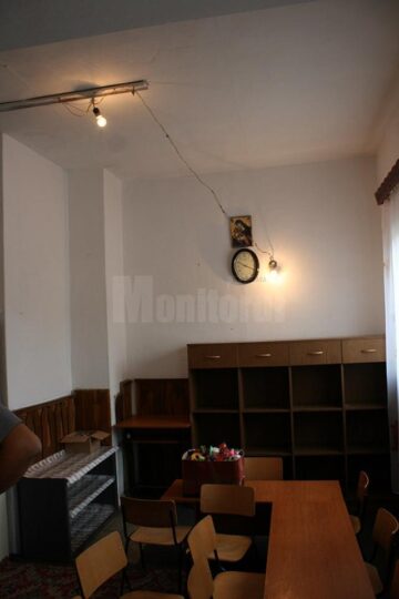 Sala în care vor învăța micuții din sat este rudimentar amenajată