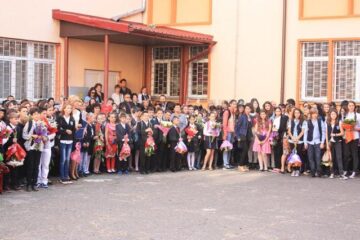 Aproape 800 de elevi au început cursurile la Școala nr. 1 din Suceava