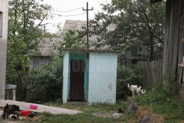 Micuți de 3 ani merg la aceeași toaletă cu chefliii satului