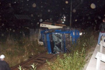 Circulația trenurilor, blocată aseară în zona Vatra Dornei, după ce un tir s-a răsturnat pe calea ferată