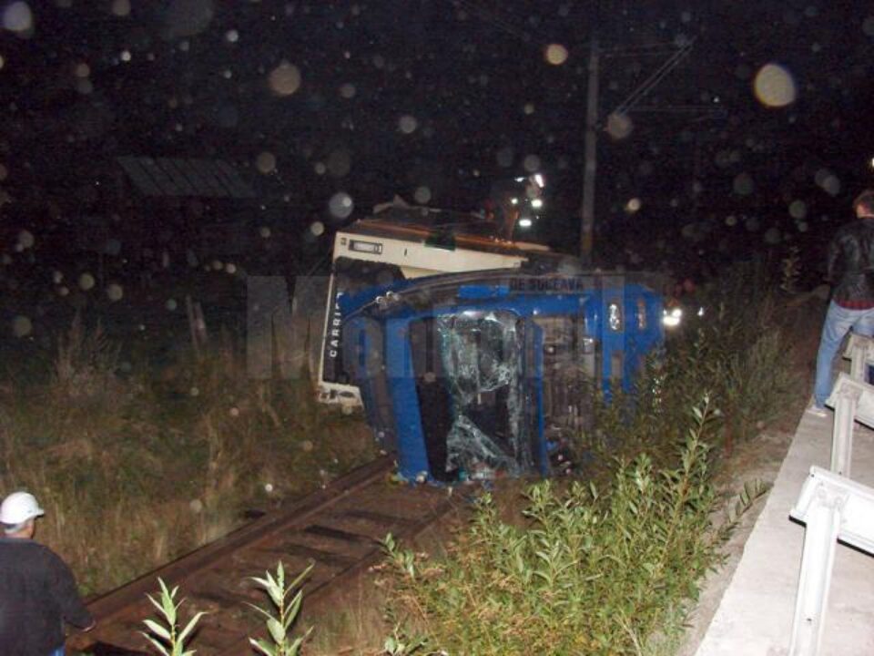 Circulația trenurilor, blocată aseară în zona Vatra Dornei, după ce un tir s-a răsturnat pe calea ferată
