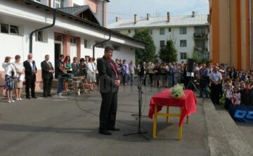 Peste 8.000 de elevi și preșcolari s-au întors de luni în grădinițele și școlile fălticenene