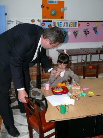 Peste 8.000 de elevi și preșcolari s-au întors de luni în grădinițele și școlile fălticenene
