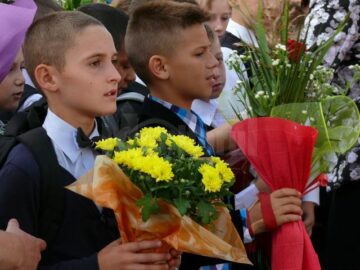 Peste 8.000 de elevi și preșcolari s-au întors de luni în grădinițele și școlile fălticenene