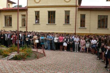 Peste 8.000 de elevi și preșcolari s-au întors de luni în grădinițele și școlile fălticenene