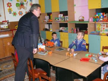 Peste 8.000 de elevi și preșcolari s-au întors de luni în grădinițele și școlile fălticenene