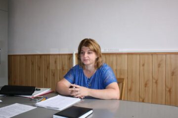 Directoarea Carmen Mihaela Matei dorește ca micuții de la Hreațca să învețe la școala din centru