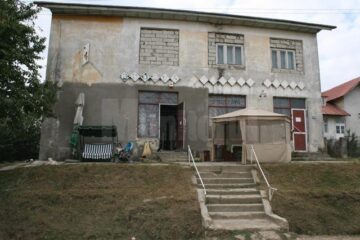 Clădirea din Hreațca adăpostește, la parter, un magazin mixt și un bar unde se servesc băuturi alcoolice