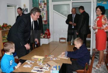 Peste 8.000 de elevi și preșcolari s-au întors de luni în grădinițele și școlile fălticenene