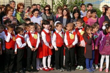 Peste 8.000 de elevi și preșcolari s-au întors de luni în grădinițele și școlile fălticenene