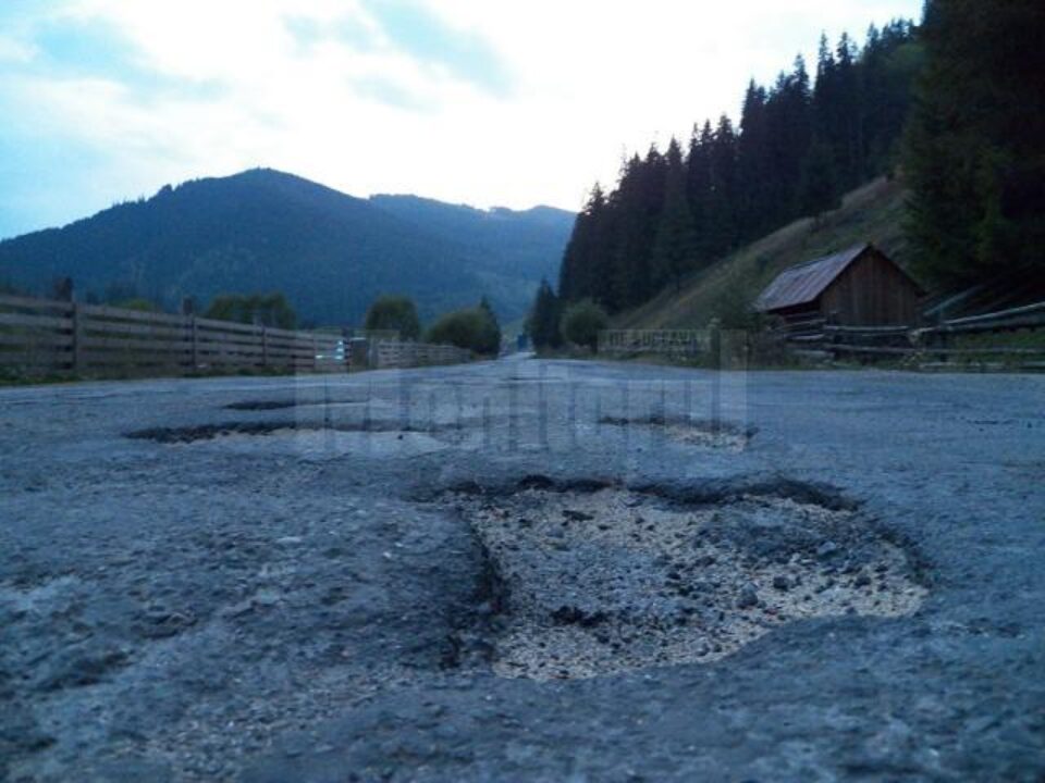 Drumul național a rămas deocamdată un dezastru la Cârlibaba