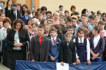 Peste 8.000 de elevi și preșcolari s-au întors de luni în grădinițele și școlile fălticenene