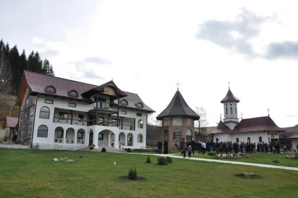 Tânăra nu poate fi obligată să revină acasă și are dreptul să rămână la mănăstirea „Acoperământul Maicii Domnului” Secrieș. Foto: Ziarul LUMINA