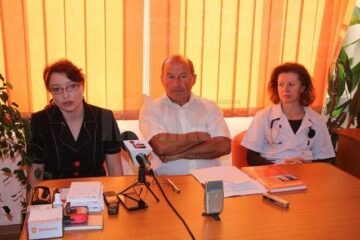 Dr. Mihaela Pantea, alături de managerul Policlinicii și Spitalului privat Bethesda, dr. Ștefan Pușcașu, și Dr. Violeta Adina Pîrvu