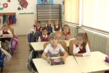 Elevii au fost întâmpinați în noul an școlar fără nici un manual pe bancă