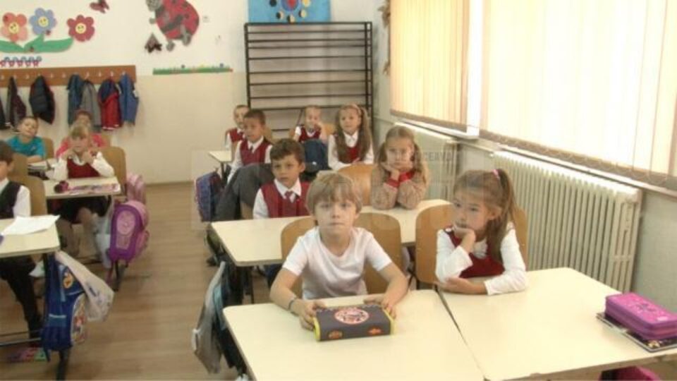 Elevii au fost întâmpinați în noul an școlar fără nici un manual pe bancă