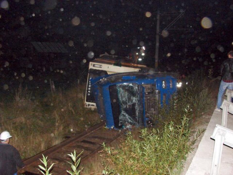 Plutonierul major Marian Mihalache a intervenit imediat și l-a extras în siguranță pe șofer din cabina tirului răsturnat. foto: Mihai PAȚA