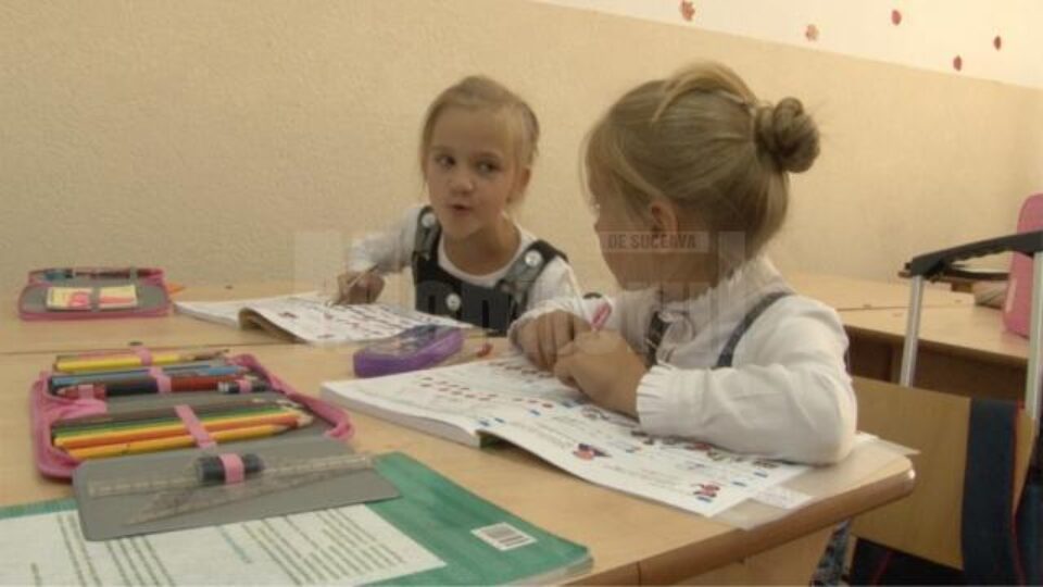 Improvizații, fișe și planuri de lecție realizate în pripă de învățătorii care nu au manuale la clasă