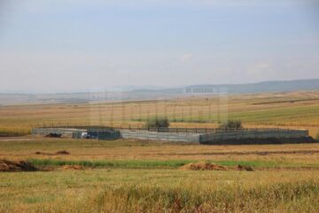 Oameni revoltați la Stroiești din cauza mașinilor care cară gunoi printre case