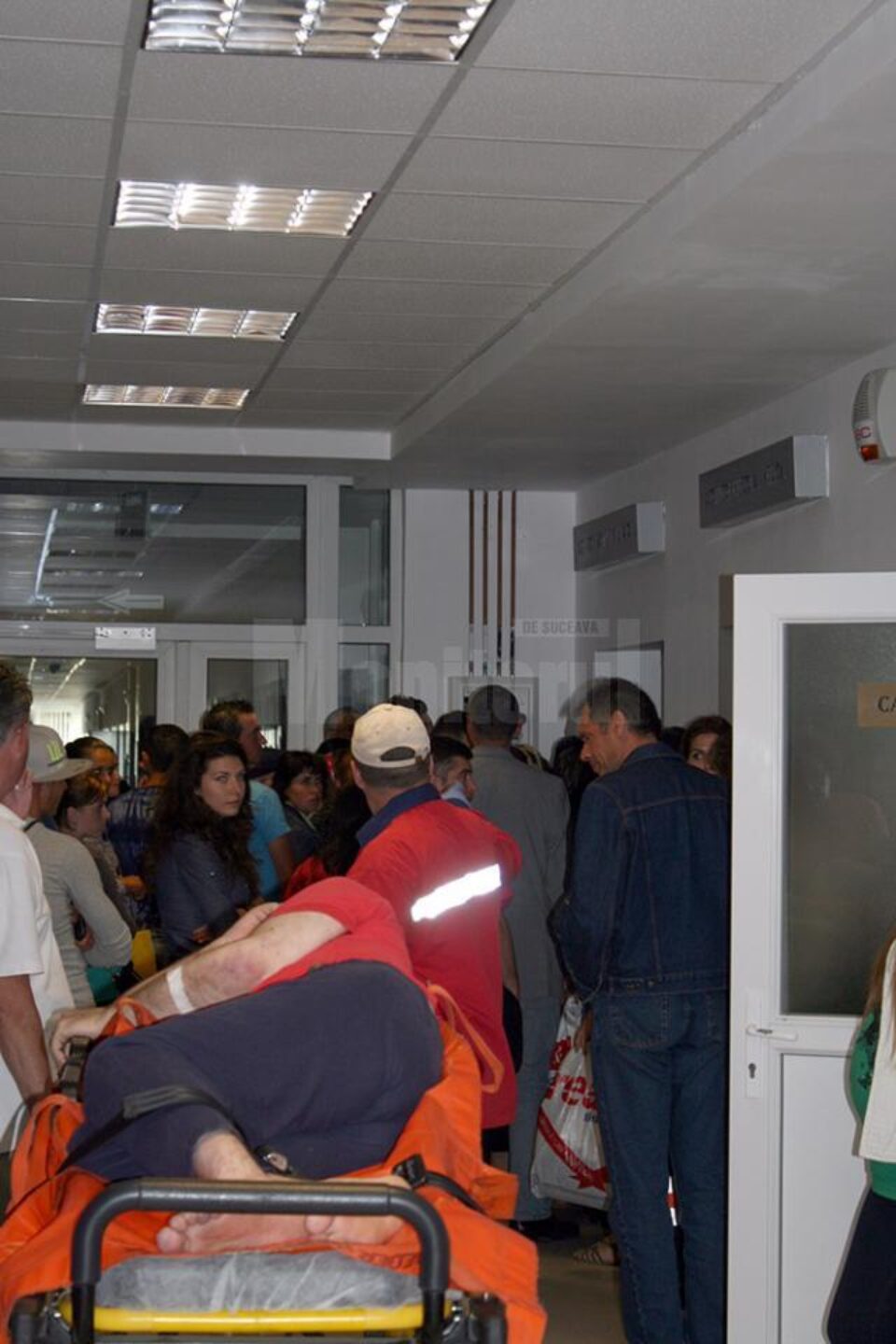 Zeci de minute de așteptare pentru vizitatorii de la Spitalul Județean Suceava, pentru a urca la secțiile unității